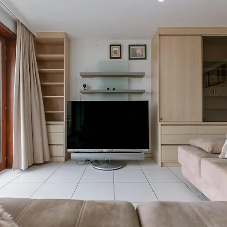 Tranquil Getaway In Beautiful Holiday home